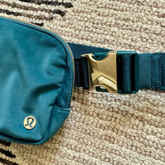 Lululemon Everywhere Belt Bag green jasper/gold in velour 1L - Picture 5 of 12